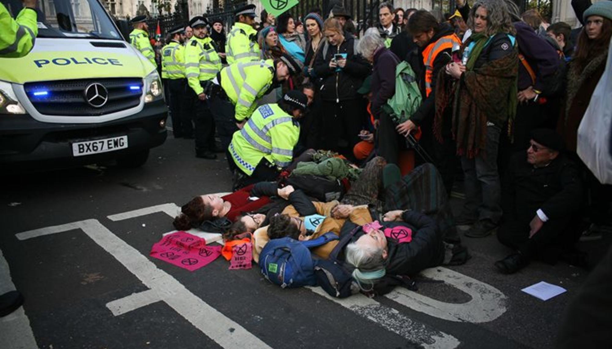 Manifestantes cortan una calle contra el cambio climático. Londres, 17 de noviembre de 2018